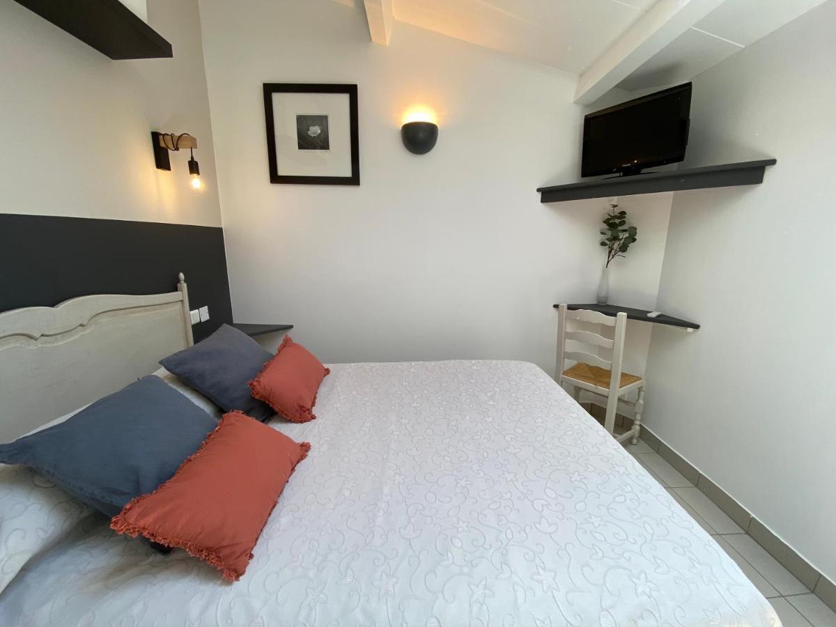 Auberge De La Tour De Brison Sanilhac  Phòng bức ảnh